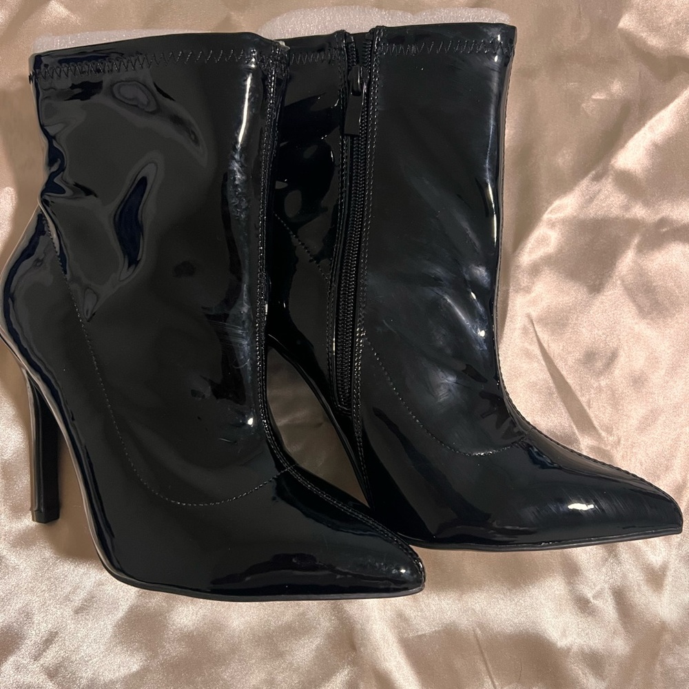 TORRID BLACK PATTEN LEATHER POINTED TOED HEELED BOOTIES.